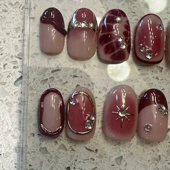 Burgundy and pink press on nails. Short oval shape. - Picture 4 of 4